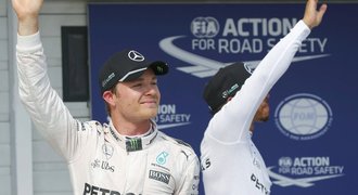 Bouračky a souboj rivalů. Rosberg předčil Hamiltona v posledním kole