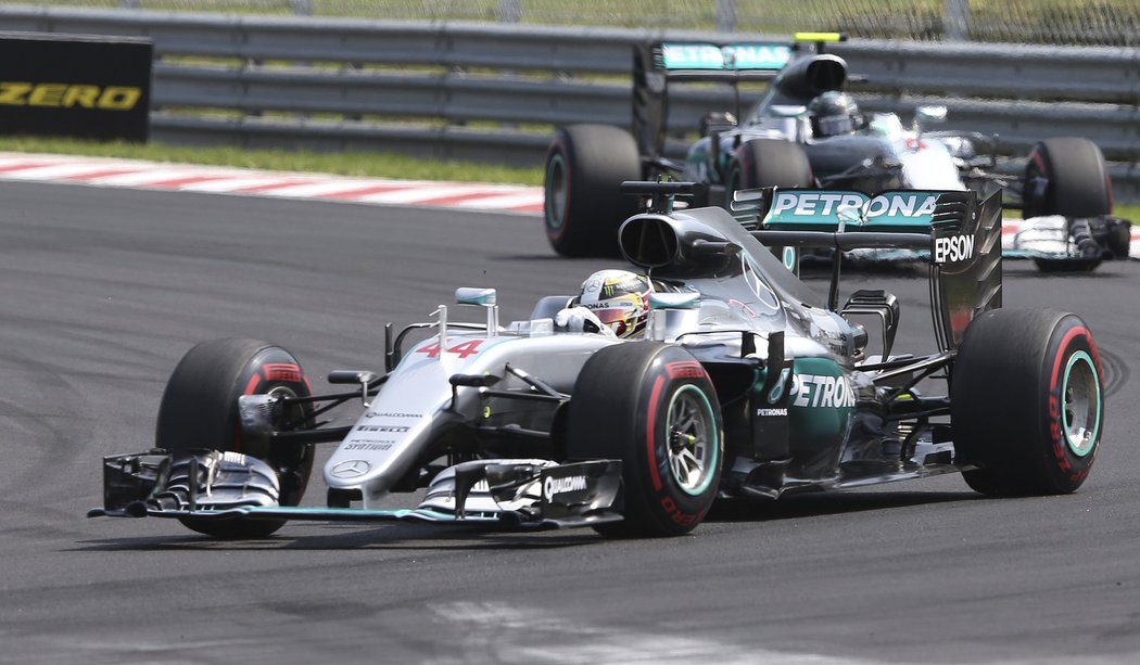 Lewis Hamilton ve vedení Velké ceny Maďarska před týmovým kolegou z Mercedesu Nico Rosbergem