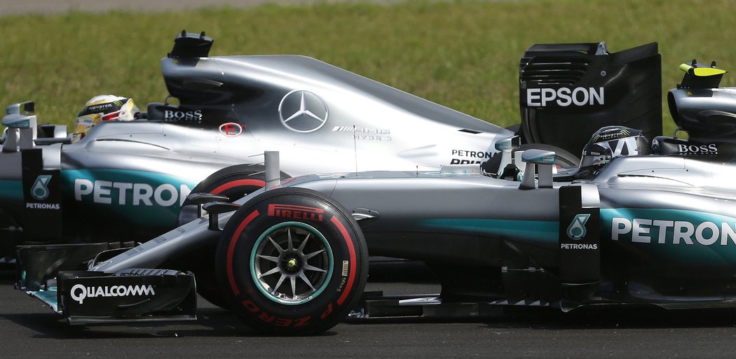 Lewis Hamilton (vlevo) vede ve Velké ceně Maďarska před svým kolegou z Mercedesu Nico Rosbergem