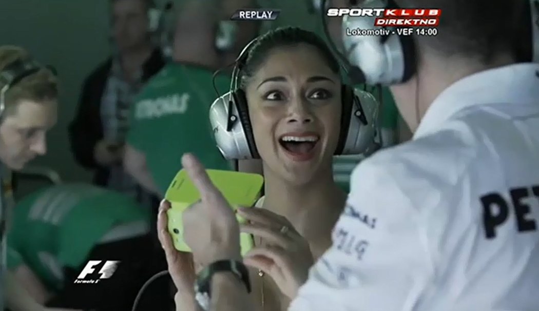 Nicole Scherzinger se směje poté, co Lewis Hamilton zamířil místo k Mercedesu do boxů svého bývalého týmu McLaren