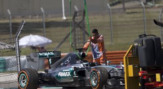 Hamilton první trénink kvůli poruše nedokončil, pak zajel nejlepší čas