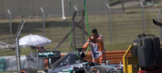 Lewis Hamilton měl v prvním tréninku v Malajsii technické problémy s motorem, pak ale zajel nejrychlejší čas
