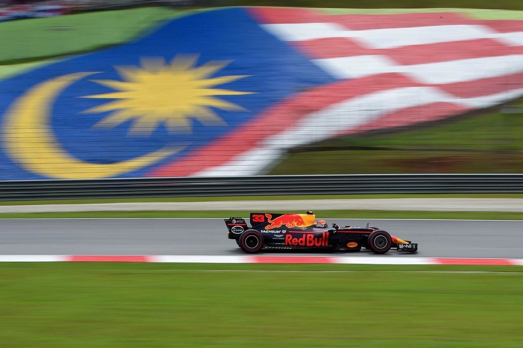 Max Verstappen z Red Bullu na trati VC Malajsie