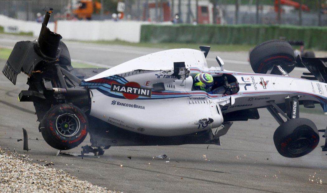 Felipe Massa dokončuje svůj nedobrovolný kotrmelec hned po startu GP Německa
