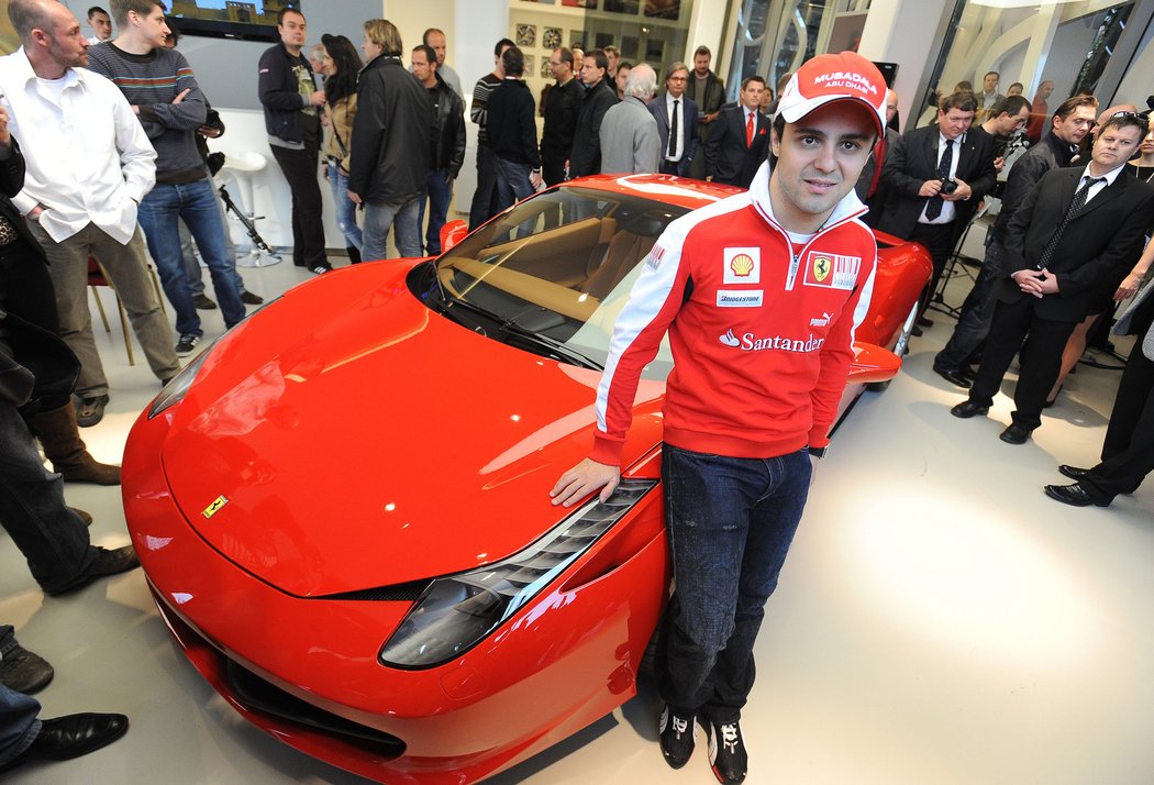 Brazilský pilot F1 Felipe Massa otevřel nový showroom Ferrari v Praze-Dejvicích