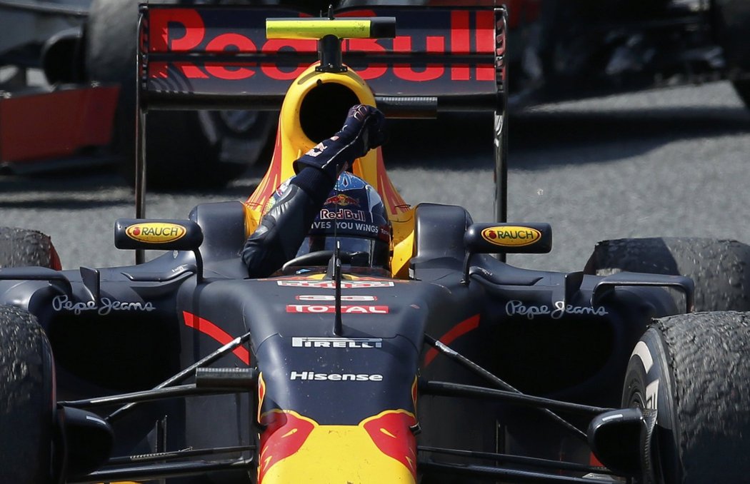 Max Verstappen ve svém Red Bullu projíždí cílem GP Španělska. Jako nejmladší vítěz v historii formule 1.