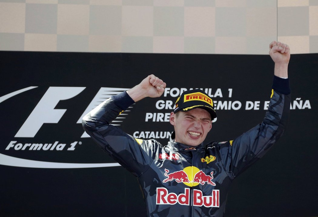 Max Verstappen slaví svůj triumf v GP Španělska. Nizozemský mladík dokázal využít kolize Rosberga s Hamiltonem a připsal si první vítězství v kariéře.