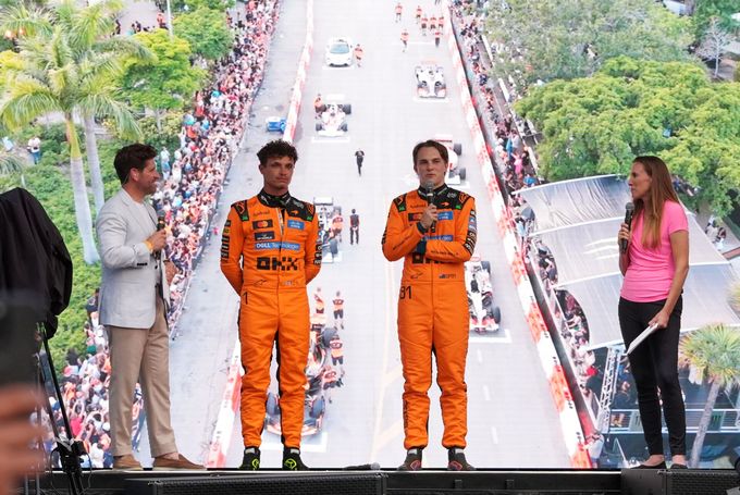 McLaren oslavil tisící Grand Prix s předstihem, vyjel i Sennův vůz. Piastri jako Hamilton McLaren oslavil tisící Grand Prix s předstihem, vyjel i Sennův vůz. Piastri jako Hamilton