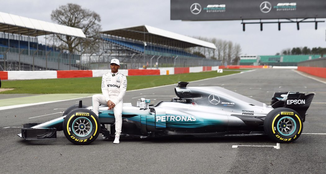 Lewis Hamilton se svojí novou chloubou, se kterou vyrazí do šampionátu 2017