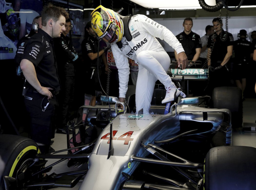 Lewis Hamilton a mechanici Mercedesu při trénincích na Velkou cenu Brazílie