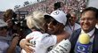 Lewis Hamilton se raduje v Mexiku ze zisku titulu mistra světa F1