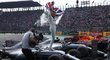 Lewis Hamilton po devátém místě v GP Mexika slaví zisk titulu mistra světa