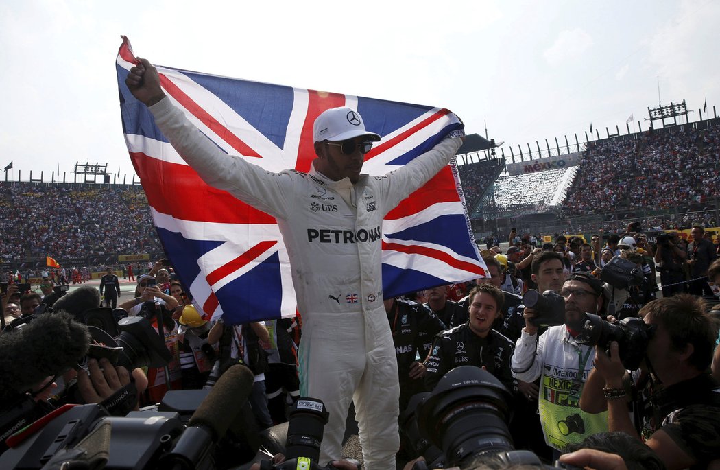 Lewis Hamilton se stal prvním Britem v historii, který získal čtyři tituly mistra světa ve formuli 1