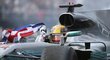 Lewis Hamilton s britskou vlajkou slaví zisk titulu mistra světa po Velké ceně Mexika