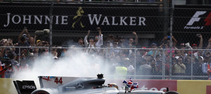 Lewis Hamilton roztáčí svůj Mercedes do hodin na oslavu zisku mistrovského titulu
