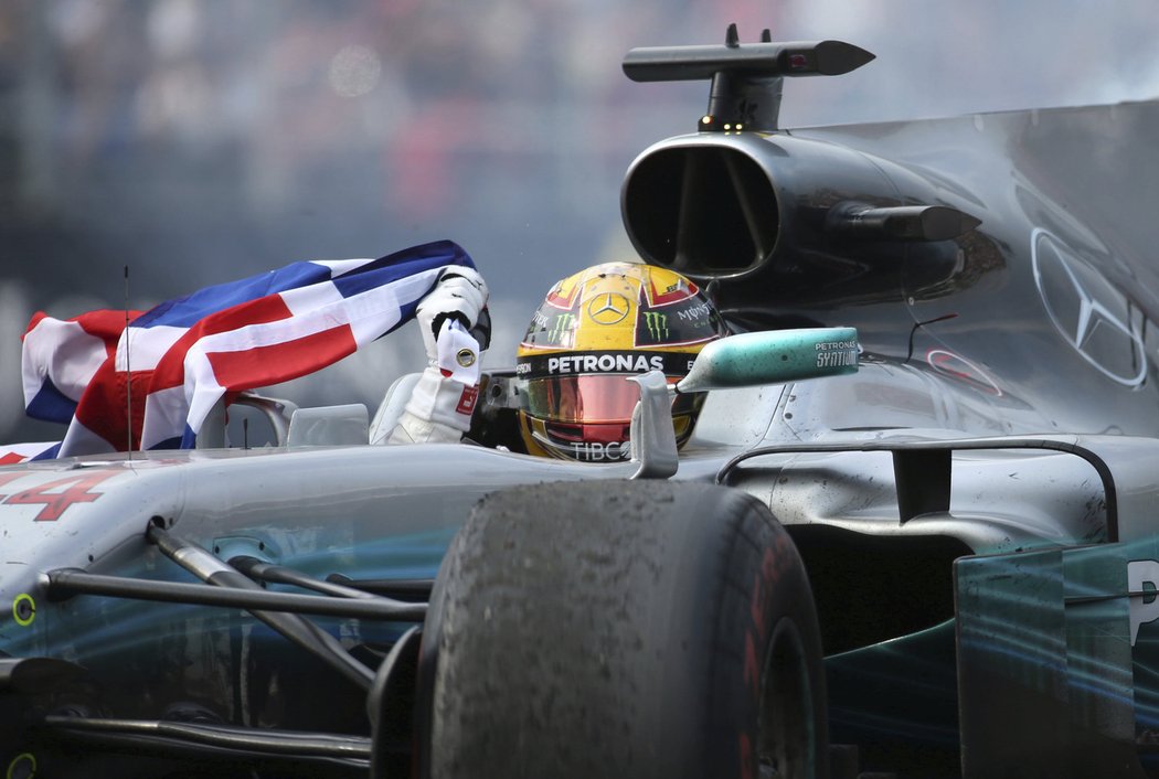 Lewis Hamilton s britskou vlajkou slaví zisk titulu mistra světa po Velké ceně Mexika