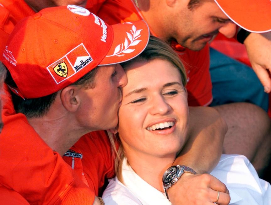 Michael Schumacher líbá manželku Corinnu za svých šťastných dní.