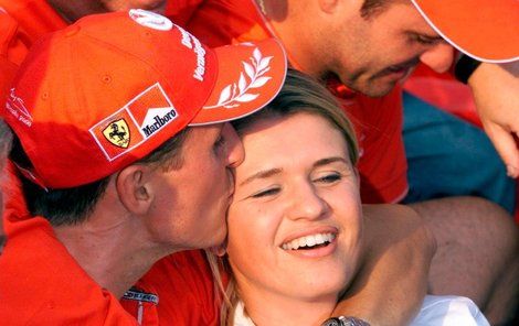 Michael Schumacher líbá manželku Corinnu za svých šťastných dní. Ta mu to teď bohatě oplácí
