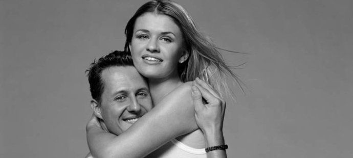 Ideální pár. Michael Schumacher s manželkou Corinnou. Ta mu teď dává naději na život