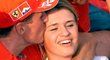 Michael Schumacher líbá manželku Corinnu za svých šťastných dní. Ta mu to teď bohatě oplácí