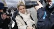 Corinna Schumacherová se prodírá mezi novináři do nemocnice za svým manželem