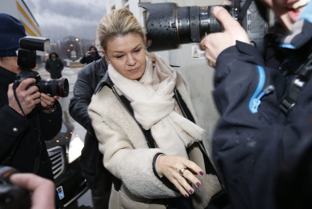 Corinna Schumacherová se prodírá mezi novináři do nemocnice za svým manželem