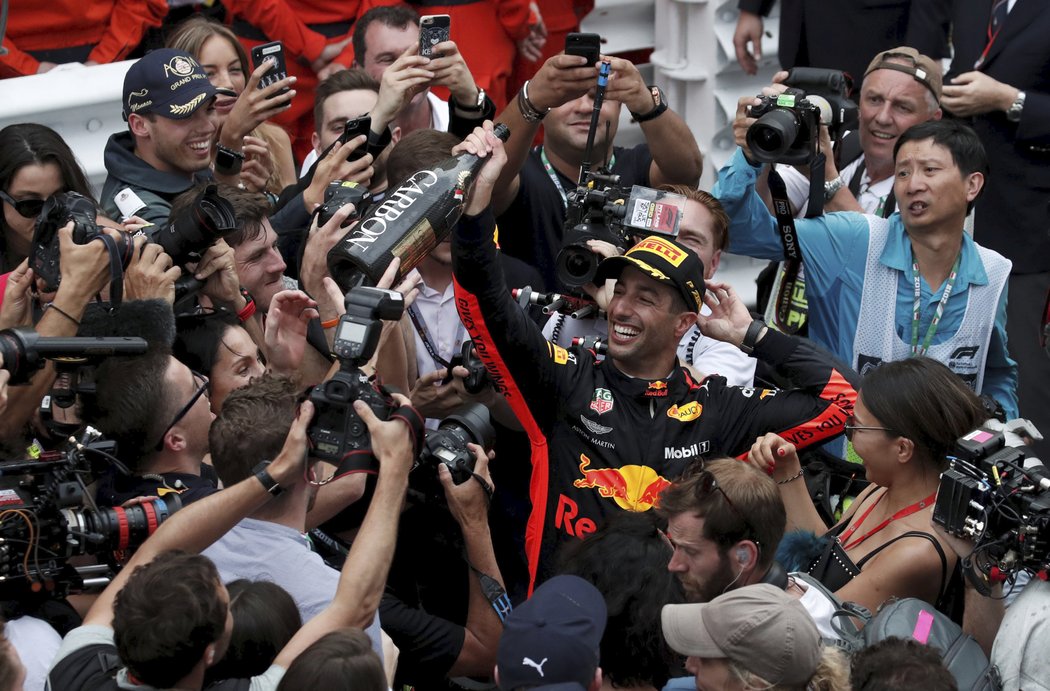 Daniel Ricciardo se raduje ze svého triumfu ve Velké ceně Monaka