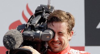 Kameraman Alonso, nebo zklamaný Vettel. Velká cena formule 1 v Monze obrazem