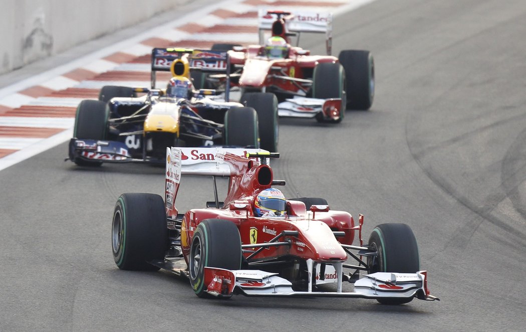 Alonso, Webber a Massa na trati VC Abú Zábí