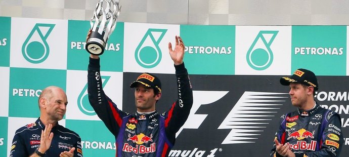 Mark Webber zvedá nad hlavu cenu za druhé místo, Vettel přihlíží