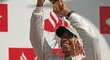 Lewis Hamilton se polévá šampaňském po výhře ve VC Británie