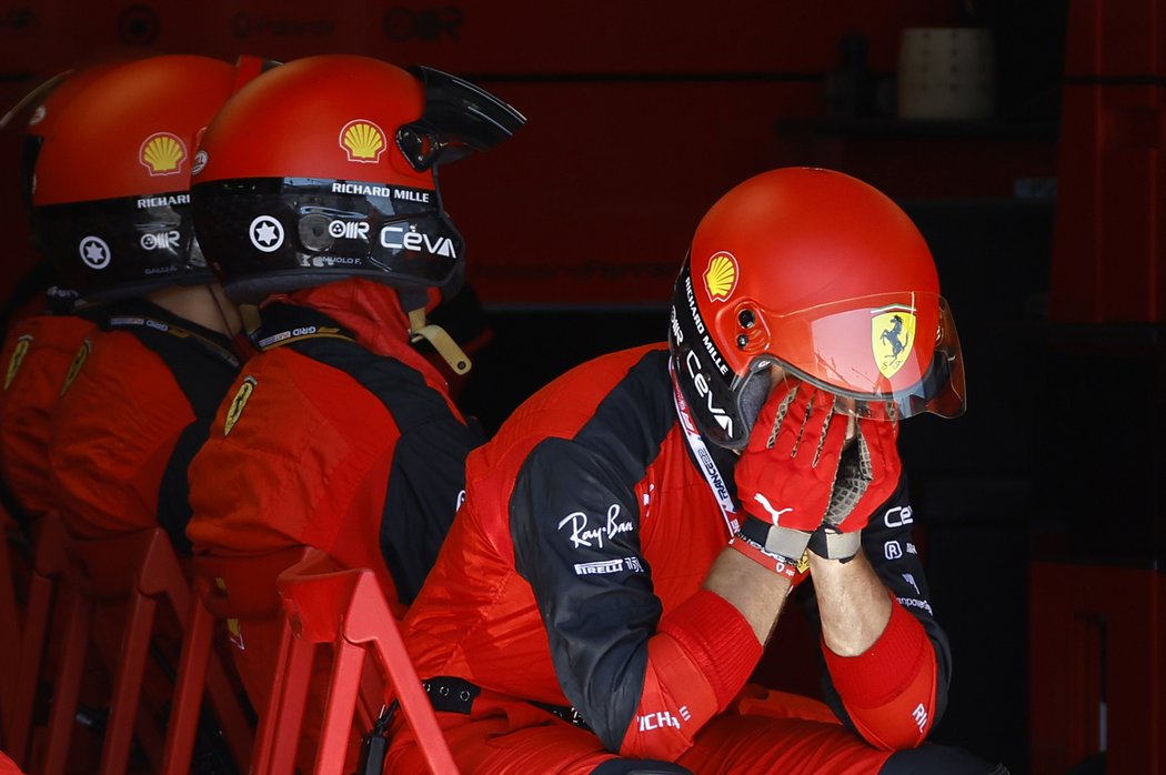 Zklamání mechaniků Ferrari po havárii Charlese Leclerca