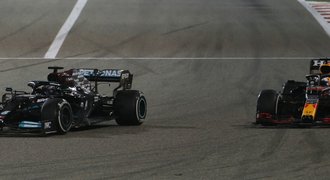 Drama na úvod sezony F1! Hamilton uhájil vítězství před Verstappenem