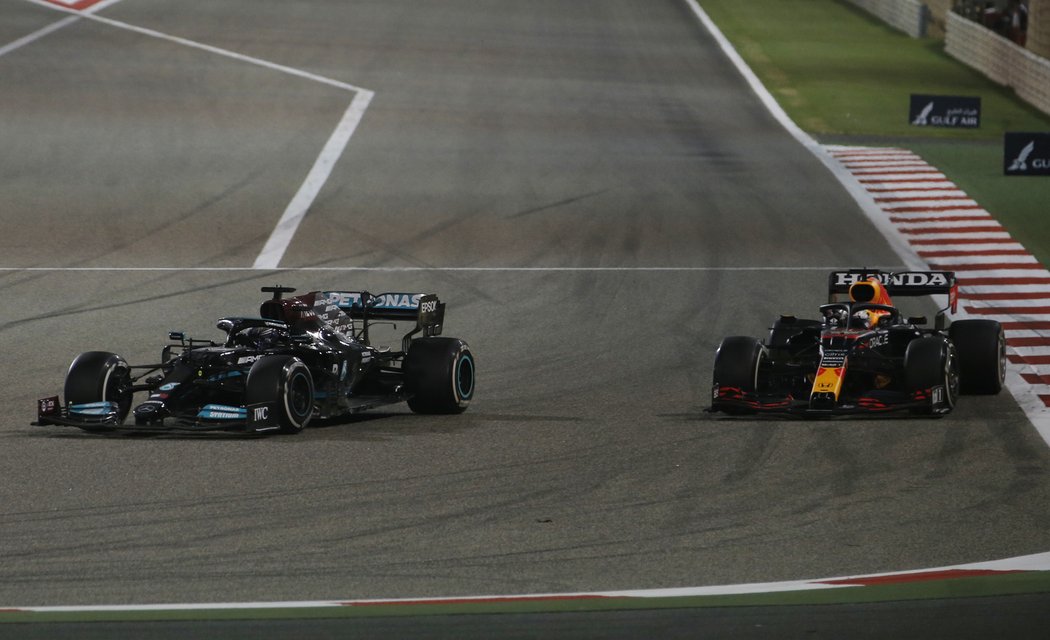 Lewis Hamilton s Maxem Verstappenem svedli dramatický souboj