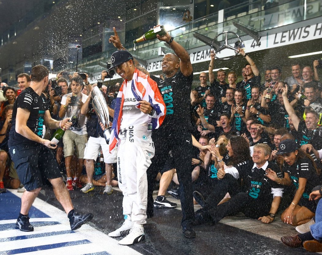 Britský pilot F1 Lewis Hamilton během vítězné Velké ceny v ABÚ ZABÍ  z roku 2014