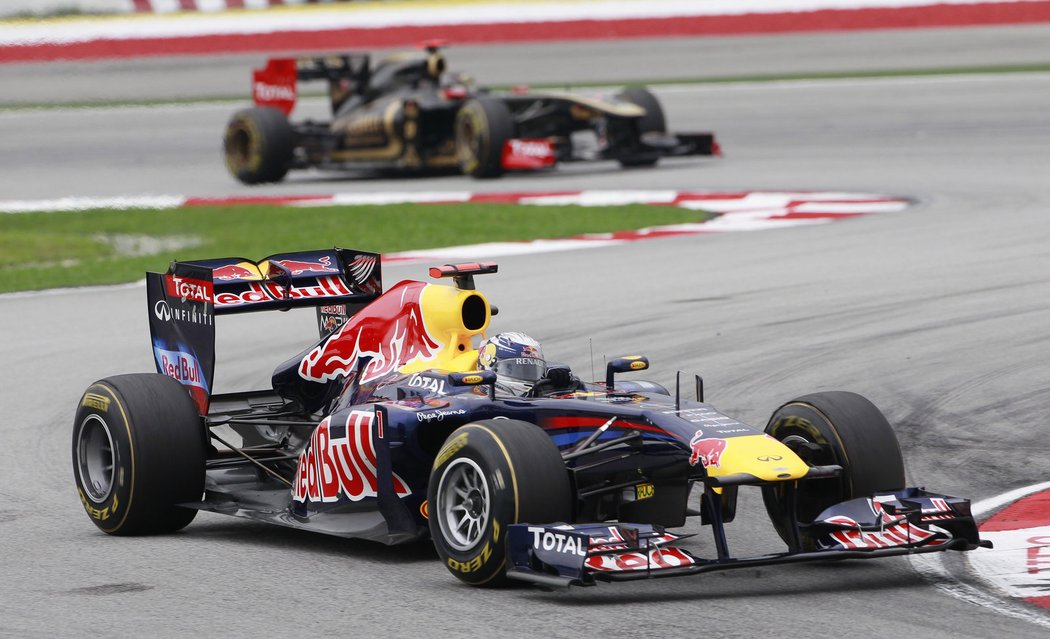 Vůz stáje Red Bull s Vettelem v kokpitu