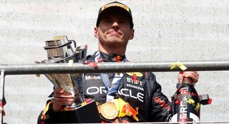Verstappen má desátý triumf v sezoně, ohrožuje Vettelův rekord. Leclerc třetí