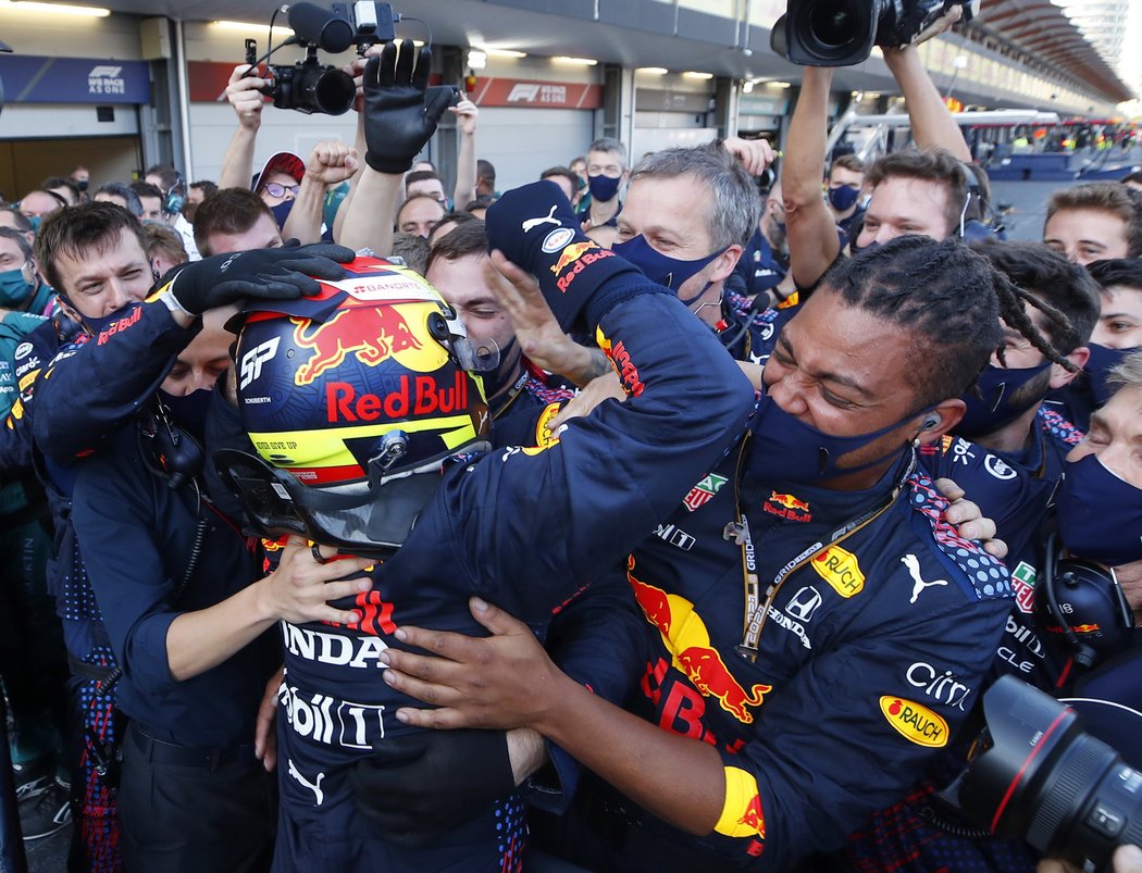 Red Bull slaví vítězství Sergia Péreze