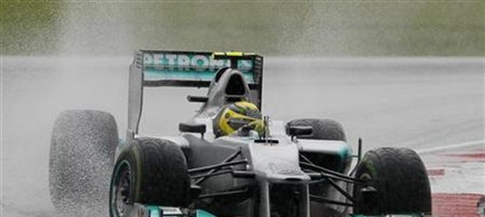 Nico Rosberg z Mercedesu ovládl kvalifikaci, stájový kolega Schumacher dojel třetí