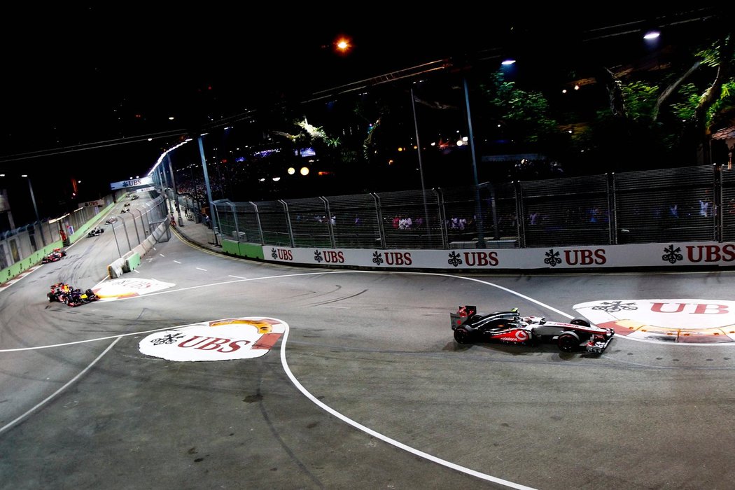 Rozhodující moment závodu: Lewis Hamilton vyjíždí z trati, protože jeho auto má závadu