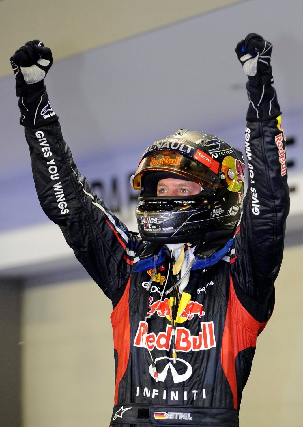 Sebastian Vettel se v Singapuru radoval z obhajoby loňského triumfu a zároveň svého prvního vítězství od dubnové VC Bahrajnu. Nedělní výhru mu však přihrála technická závada jinak dominantního Hamiltona 
