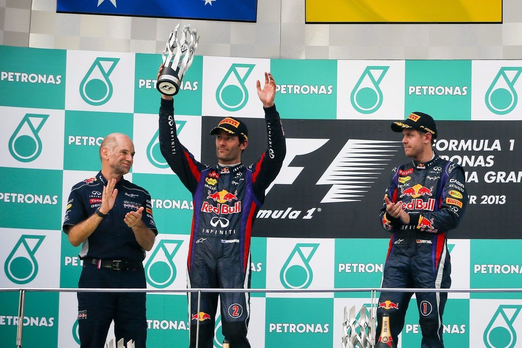 Mark Webber zvedá nad hlavu cenu za druhé místo, Vettel přihlíží