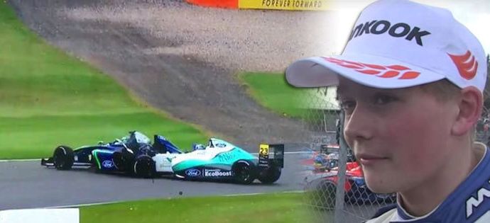 Sedmnáctiletý Billy Monger přišel ve formuli 4 při ošklivé nehodě o obě nohy
