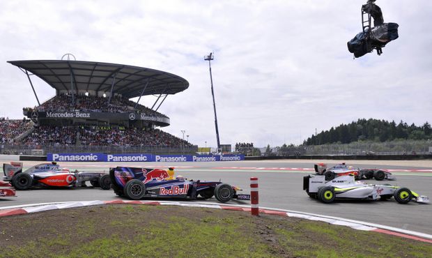 Rubens Barrichello (vpravo) vede po startu Velké ceny Německa formule jedna. Rubens Barrichello (vpravo) vede po startu Velké ceny Německa formule jedna.