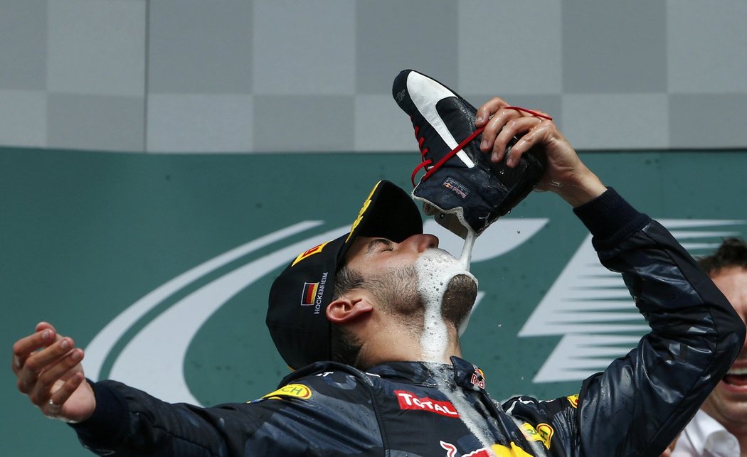 Daniel Ricciardo oslavil své druhé místo ve Velké ceně Německa pitím šampaňského z boty