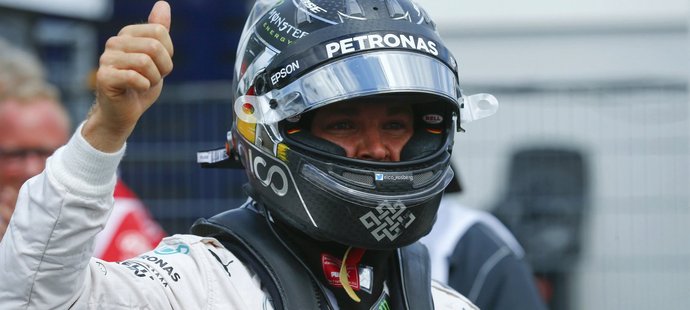 Nico Rosberg se raduje z vítězství v kvalifikaci na domácí VC Německa