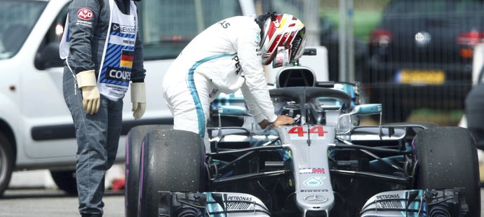 Lewis Hamilton se sklání nad svým monopostem, který ho v kvalifikaci zradil
