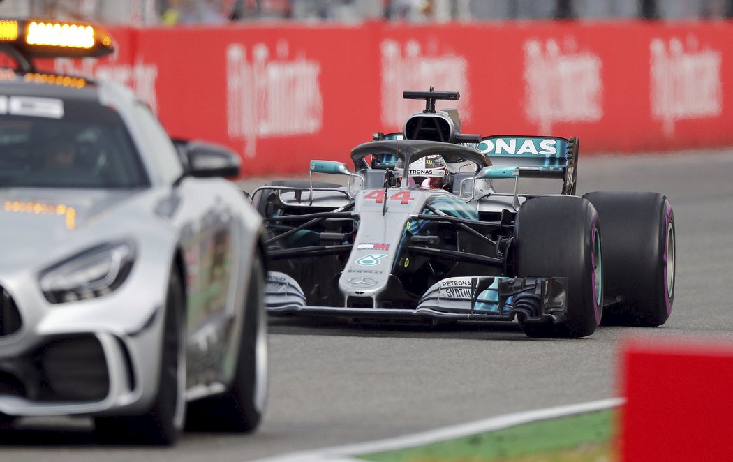 Lewis Hamilton za safety carem v průběhu Velké ceny Německa formule 1