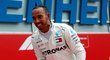 Lewis Hamilton se raduje z nečekaného vítězství ve Velké ceně Německa F1