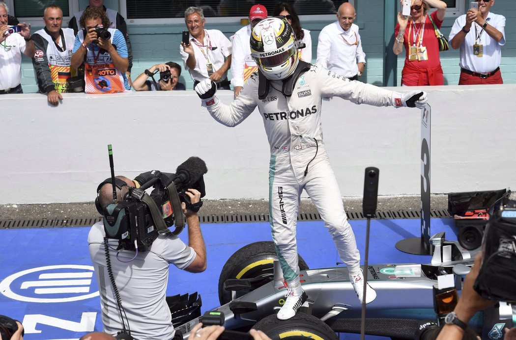 Lewis Hamilton se raduje z triumfu ve Velké ceně Německa